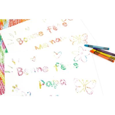 Créez une carte magique avec la technique du transfert aux crayons de cire ! Une activité simple et colorée dès 3 ans à retrouver sur le site.