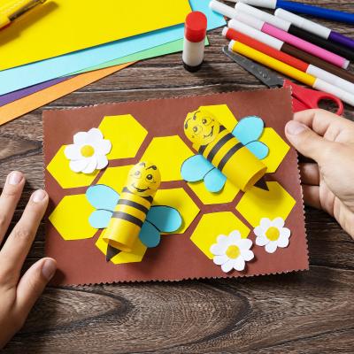 La ruche en papier et ses abeilles