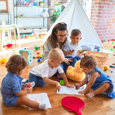 Sommaire des activités à faire avec ou pour son bébé de moins de 2 ans. Jeux d'éveil à faire avec bébé : Activités d'éveil pour le développement de son bébé de 1 an à 2 ans