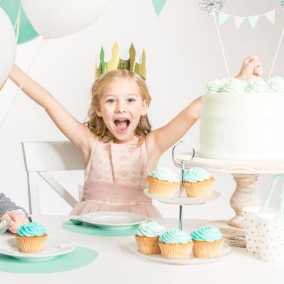Anniversaire de princesse : pour vous aider à organiser un anniversaire de princesse, Tête à modeler vous propose une sélection d'idées, de déguisement, de cartes d'invitation, de g&acir