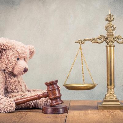 Le droit à l'éducation se retrouve dans plusieurs articles de la Convention internationale des droits de l'enfant. Le droit à l'éducation et à la formation des enfants est mentionné dans le