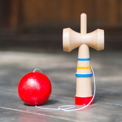 bilboquet  - mot du glossaire Tête à modeler. Un bilboquet est un jeu d'adresse  composé de trois parties : un manche en bois , une ficelle et une boule avec un trou . Définition et activités