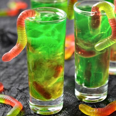 Découvrez la recette cocktail d'Halloween du verre vert aux vers. Une recette géniale et parfaite pour Halloween ! Vos invités n'en reviendront pas et seront tous étonnés ! Super rapide, il faut absol