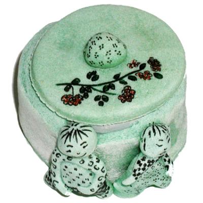 Fiche expliquée pour réaliser une boite décorée. Une idée de modelage en pâte à sel pour fabriquer une boite décorée de motifs fleurs ou de mini statuettes c