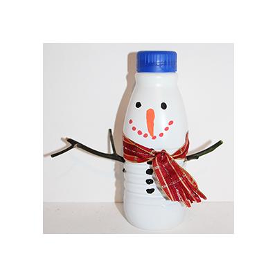Un petit bricolage simple pour réaliser un bonhomme de neige avec une petite bouteille de lait. Une idée simple, facile et rapide à faire pour obtenir un petit bonhomme de neige qui ne risquera pas de