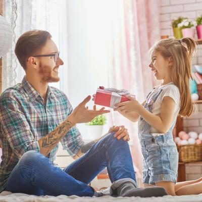 Bonne fête papa ! Retrouvez des textes originaux pour souhaiter une bonne Fête des pères à tous les papas ! Avec ces idées de textes gratuits, vous pourrez trouver de nombreuses manières de souhaiter