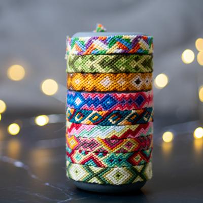 Activité pour réaliser des bracelets brésiliens ou bracelets de l'amitié.  Des bracelets de coton à tresser en vacances ou toute l'année, seule ou avec les copines. Les bracelets brésiliens dits de l'