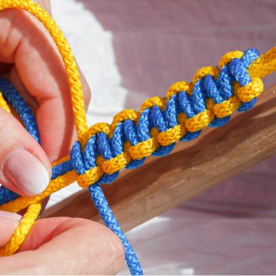 Le bracelet macramé est un bracelet obtenu à partir de fil de coton noués entre eux. Le but étant de faire des nœuds dans un ordre particulier pourque le bracelet prenne forme. Une technique très anci