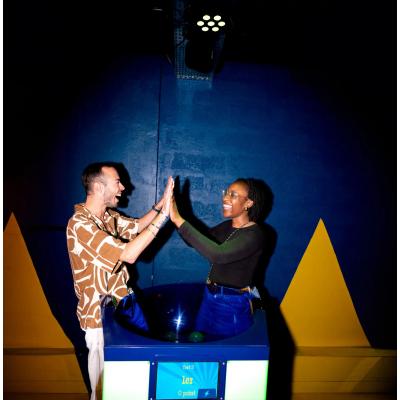 Découvrez Quiz Room, une activité immersive unique inspirée des plateaux TV ! Quiz, blind test, rires et compétition au programme.