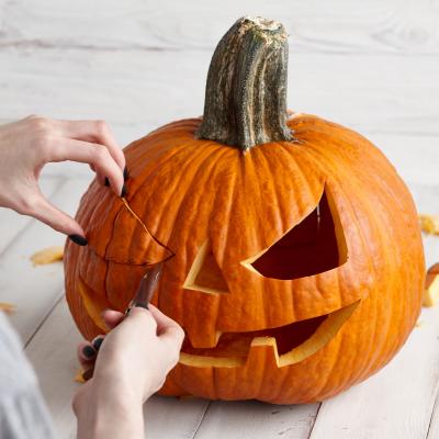 Vous vous demandez comment creuser une citrouille d'Halloween, voici un tuto simple et rapide pour transformer une simple citrouille en jolie Jack O lanterne. Grâce à notre dossier, la plus populaire