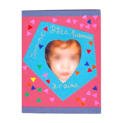 Une jolie carte pour la fête des mères.... c'est tout bête à réaliser et les enfants aimeront beaucoup réaliser ce cadeau de fête des mères pour leur maman. Une carte de