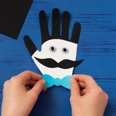 Comment une carte pour la Fête des pères en forme de main ? Découvrez comment faire notre carte Monsieur Papa en forme de main en suivant notre pas-à-pas