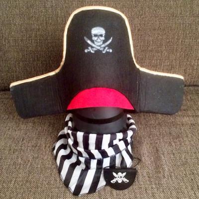 Chapeau de pirate à fabriquer en DIY pour Halloween ou pour une fete sur le theme des enfants. Ce chapeau est facile à réaliser et votre enfant pourra l'utiliser avec un costume de pirate pour un meil