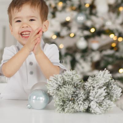 Découvrez toutes les techniques pour blanchir un sapin de Noël naturel ou artificiel facilement.