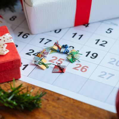 Vous vous demandez comment remplir un calendrier de l'avent autrement qu'avec des bonbons et des gourmandises sucrées ? Retrouvez toutes nos idées !