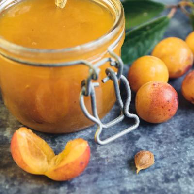 Voici une excellente confiture de fraises aux épices pour tous ceux et celles qui aiment les saveurs venues d'ailleurs. Surprenez vos votre famille et vos amis avec cette confiture de fraises aux épic
