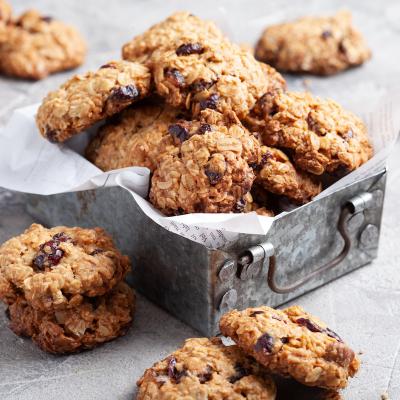 Recette cookies flocons d'avoine. Voici la recette de cookies healthy aux flocons d'avoine et aux pépites de chocolat, aux cranberries ou aux raisins secs. Suivez le pas-à-pas afin de régaler toute la