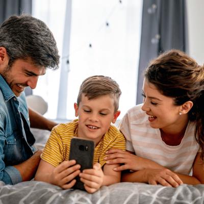 Votre enfant utilise TikTok ? Découvrez comment filtrer les contenus violents ou effrayants grâce aux réglages, au dialogue et à la supervision parentale.