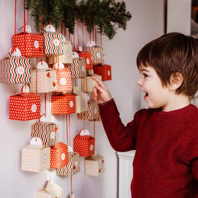 Retrouvez toutes nos idées pour un calendrier de l'Avent sans chocolat qui fera quand même plaisir aux enfants