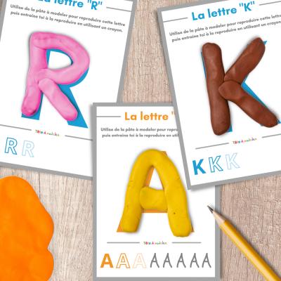 Fiches pour découvrir l'alphabet et apprendre à former les lettres. Il suffit d'imprimer les fiches et de proposer l'activité aux enfants. Le but, reproduire les lettres des fiches avec de la pâte à m