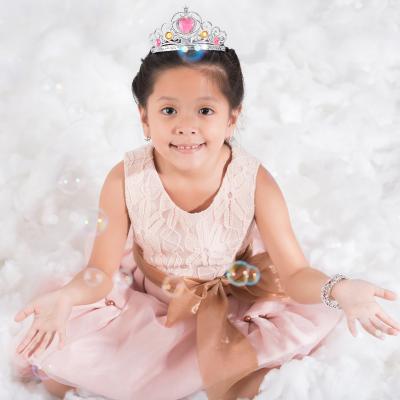 Votre fille veut se déguiser en fée, mais voilà elle n'a aucun déguisement de fée ! Utilisez une jupe de maman qui se transforme en jupe longue, nouez quelque foulard ou recyclez la robe de princesse 