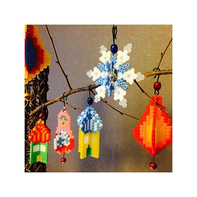 Un tutoriel pour apprendre à faire des déocations de sapin de Noël en perles à repasser