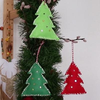 tuto pour bricoler avec les enfants des sapins en feutrine pour Noël. Une belle idée de Noël