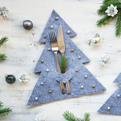 Suivez ces étapes pour fabriquer un range couverts en forme de sapin en feutrine pour Noël. Une manière originale de décorer votre table de Noël à moindre coût. Découvrez vite comment faire le vôtre .