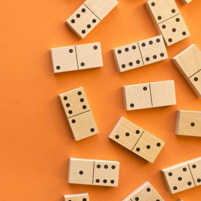domino - mot du glossaire Tête à modeler. Définition et activités associées au mot domino.