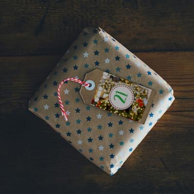 Créez un joli calendrier de l'avent personnalisé en imprimant ces étiquettes sur du papier épais. Il ne vous restera plus qu'à préparer des paquets avec des bonbons, des devinettes et des jeux afin de
