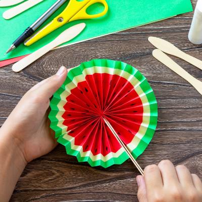 Vous cherchez à créer des éventails en papier ? Avec cette technique vous aurez juste besoin de bâtonnets en bois et de papier afin d'avoir les plus beaux éventails ! Aidez vos enfants à fabriquer le 