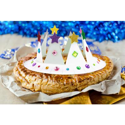 Cette année pour l'Épiphanie, découvrez une astuce pour fabriquer une couronne originale et colorée avec une assiette en carton. Une activité facile et amusante à faire avec les enfants pour l'épiphan