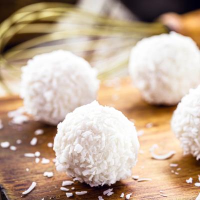 Recette des boules coco, un délicieux dessert asiatique. Très facile à faire avec les enfants, c'est le dessert idéal pour une soirée autour de la cuisine asiatique ou pour découvrir de nouveaux pays 