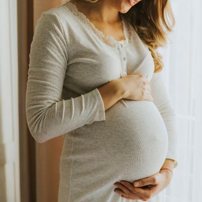 La grossesse s'accompagne de pertes blanches importantes. Une augmentation des pertes blanches pendant la grossesse est normal.  Quand faut-il s'inquiéter des pertes blanches pendant la grossesse ?