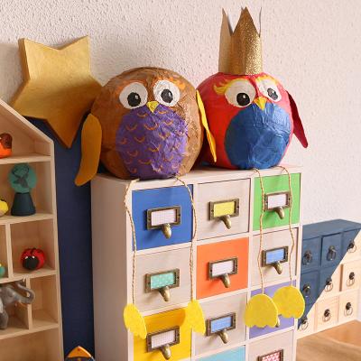 Un tuto pour réaliser des hiboux en papier mâché avec les enfants. Une bonne idée d'activité pour l'automne.
