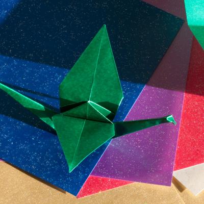 L’origami est une activité manuelle qui consiste à plier des feuilles de papier pour en faire un objet ou animal en 3D. Cet art permet de développer certaines capacités cérébrales comme la dextérité o