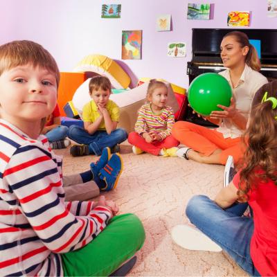 Les jeux de ballon sont très populaires auprès des enfants. Ce sont souvent des jeux de plein air collectifs où ils peuvent se dépenser dans la bonne humeur. Retrouvez toutes nos idées de jeux de ball