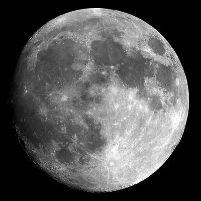 La Lune est l'astre le plus proche de la terre et le plus brillant après le soleil. La Lune ne produit pas de lumière, elle ne fait que refléter la lumière du soleil. C'est pour cette raison qu'elle d