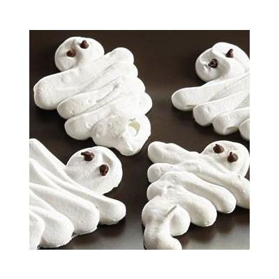Découvrez la recette des petits fantomes gateaux, parfaits pour Halloween. Ces gateaux terrifiants sont faciles à réaliser avec les enfants et seront parfaits pour un gouter d'Halloween. Retrouvez la 