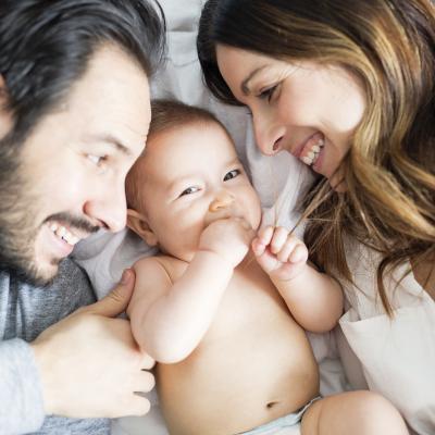 Le cododo est une pratique qui consiste, pour l’un des parents ou les deux, à partager son lit avec bébé durant ses premiers mois.