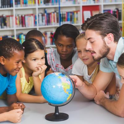 Les conditions pour l'éducation des enfants doivent être réunies.L'enfant a le droit d'être protégé contre tout travail mettant en danger sa santé, son éducation ou son développement.Tous les enfants 