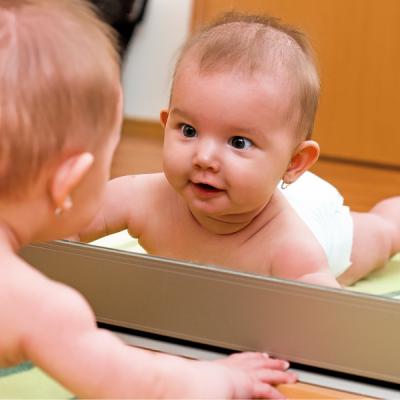 Le miroir Montessori est très important pour l'espace jeu de bébé. Un outil précieux pour s'amuser avec son reflet, s'éveiller et se développer.