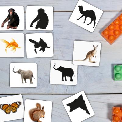 Découvrez le jeu des ombres, un. jeu de cartes à imprimer gratuitement inspiré de la pédagogie Montessori. Ce jeu est adressé aux enfants dès 2 ans et peut aussi être utilisé comme imagier.   Le but d