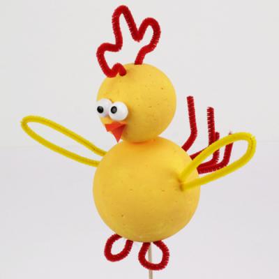 Dans cette activité manuelle pour les enfants, réalisez une poule de paques avec des boules en polystyrène, des chenilles, pique à brochette et quelques accesoires de décoration. Un bricolage facile e