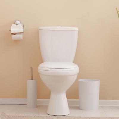 Installer une chasse d'eau plus écologique. Une chasse d'eau utilise 6 à 12 litres d'eau à chaque usage ce qui représente entre 3 500 et 3 800 litres d'eau par an et par personne ! Les anciennes chass