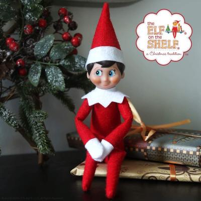 Le lutin de Noël est une tradition canadienne dans laquelle un lutin débarque dans la maison des enfants et fait des bêtises toutes les nuits. Magique !