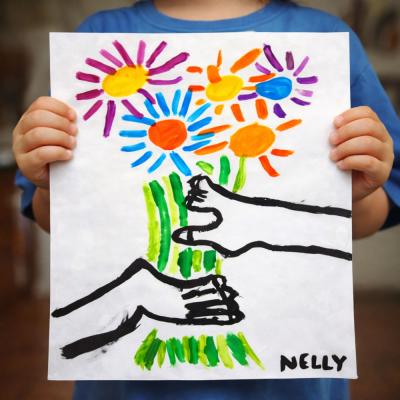Peinture inspirée du tableau de Picasso : les mains au fleurs. Une façon amusante de faire découvrir l'art et Picasso aux enfants.