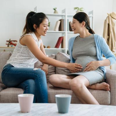 Maman peut sentir les mouvements de son bébé