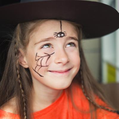 Un jolie maquillage d'araignée sur sa toile qui sera parfait pour un déguisement de sorcière. C'est un maquillage très simple et qui prend très peu de temps à faire. Votre enfant sera prêt à aller eff
