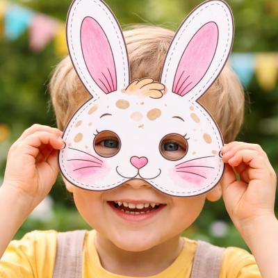 Le masque de lapin blanc peut être préparé pour le Carnaval, un anniversaire ou pour se déguiser le mercredi après midi. Le masque peut être imprimé en version coloriée
